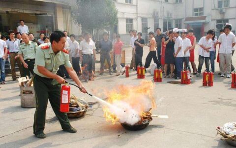 学校教学楼应配备的灭火器型号是( ),学校教学楼配备的灭火器型号是什么