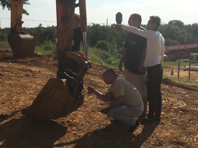 学挖机多少学费多久可以拿证,挖机学校学费多少学多久