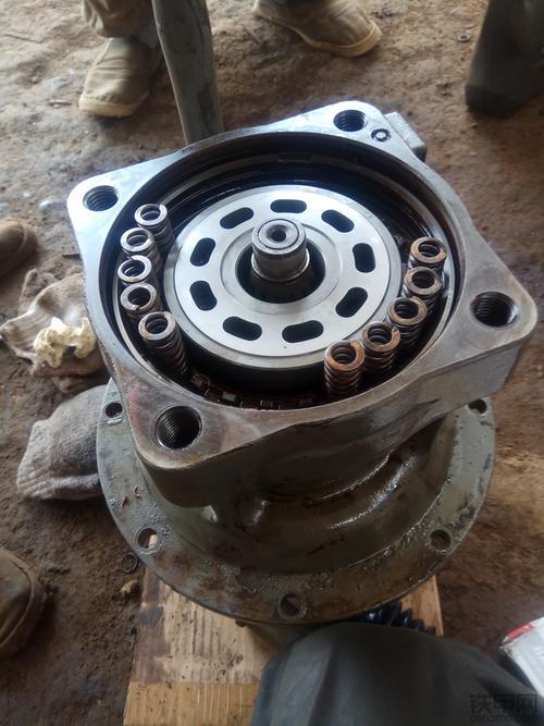 学挖机多少学费多久可以拿证,挖机学校学费多少学多久