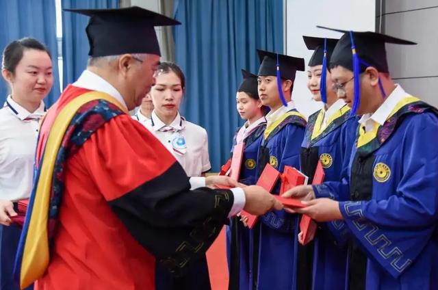 大学和大专哪个学历高,大学在校生和大专哪个学历高