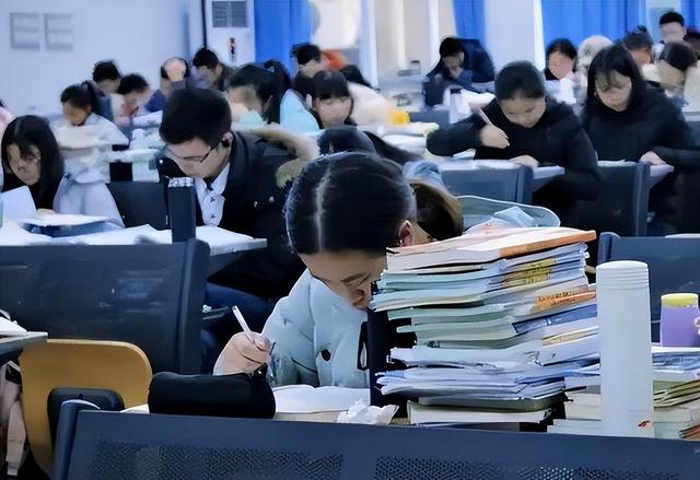 本科应届生考公务员的要求和条件,怎么算应届毕业生考公务员