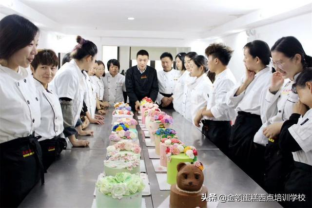 烘焙师培训费用,糕点学校学费一般都多少钱