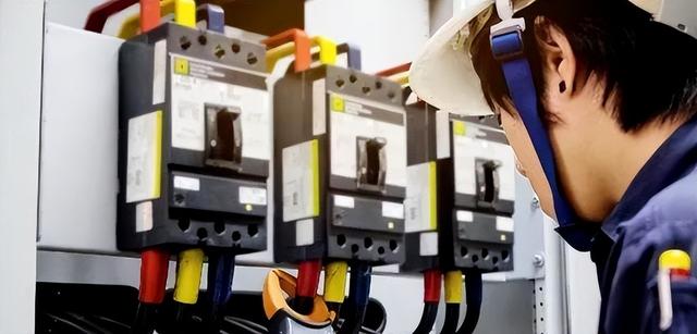 钳工工资高吗现在,钳工能拿一万以上吗