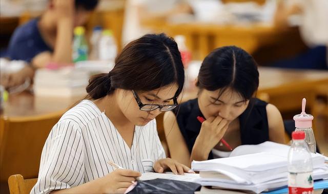 本科应届生考公务员的要求和条件,怎么算应届毕业生考公务员