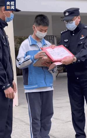 奖状鼓励表扬语句,初中生拿到奖状鼓励的话