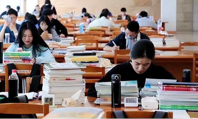 本科应届生考公务员的要求和条件,怎么算应届毕业生考公务员