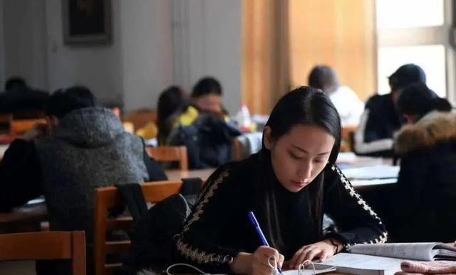 本科应届生考公务员的要求和条件,怎么算应届毕业生考公务员