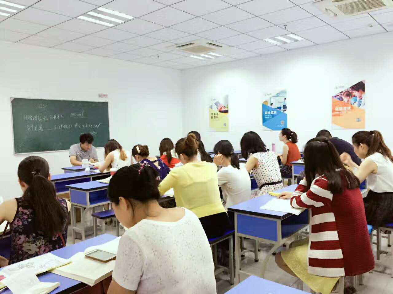 自考需要去学校上课吗